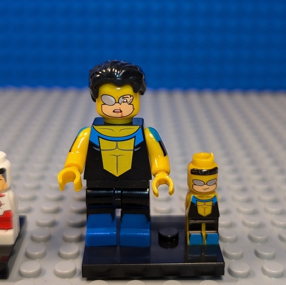 2 Minifigures- Invincible and Omni Man Anime Action Figure Collectible - Picture 5 of 6
